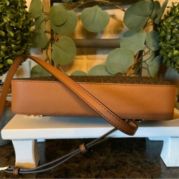 Michael Kors Crossbody - Picture 14 of 14